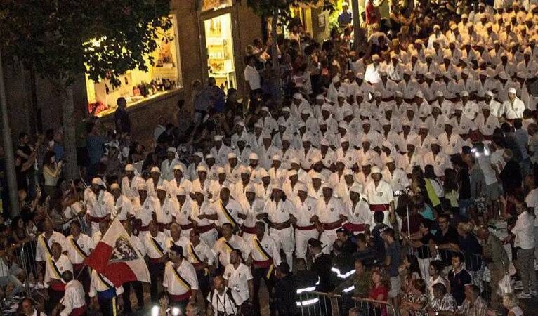 İtalya’da dini tören öncesi silahlı iki Türk yakalandı, Meloni operasyonu tebrik etti