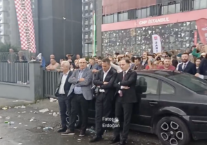 CHP İstanbul il binası polis çemberinde | Vatandaşlar, binaya girmek isteyen polisleri engelledi!