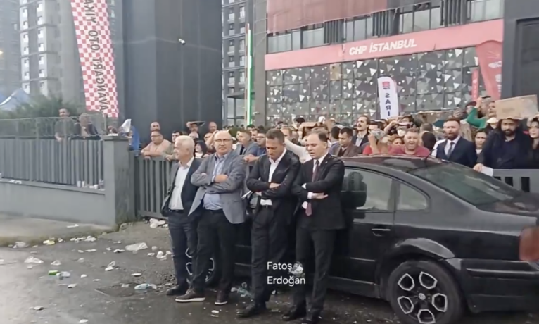 CHP İstanbul il binası polis çemberinde | Vatandaşlar, binaya girmek isteyen polisleri engelledi!