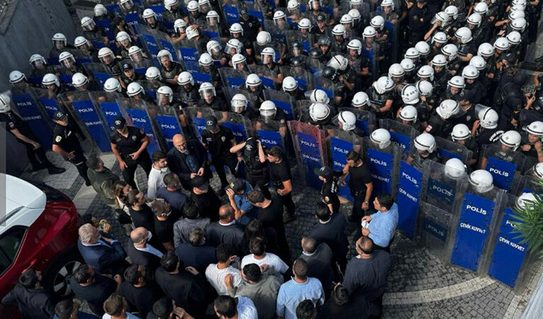 Ümit Özdağ: “CHP bir devlet operasyonuyla karşı karşıya, Erdoğan seçilemeyeceği için önünü muhalefeti parçalayarak açma stratejisi uyguluyor“