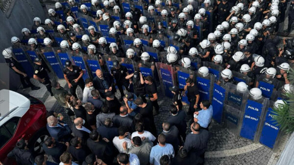 Ümit Özdağ: “CHP bir devlet operasyonuyla karşı karşıya, Erdoğan seçilemeyeceği için önünü muhalefeti parçalayarak açma stratejisi uyguluyor“