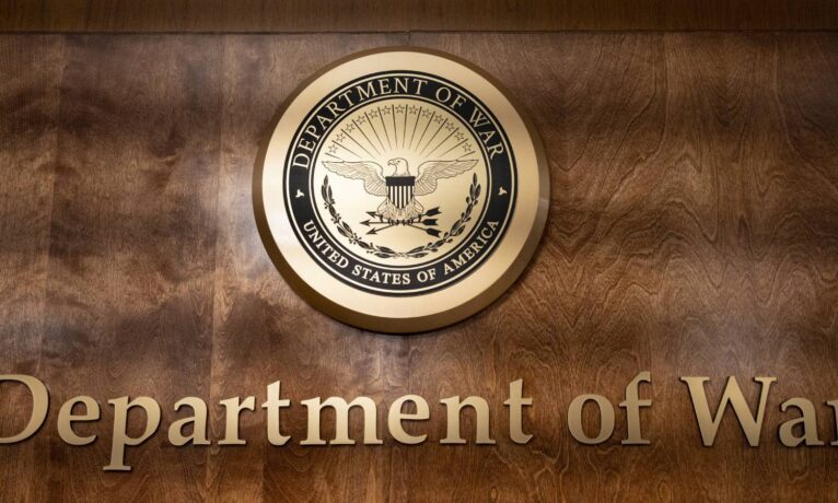 Pentagon’da “Savaş Bakanlığı” tabelaları asıldı