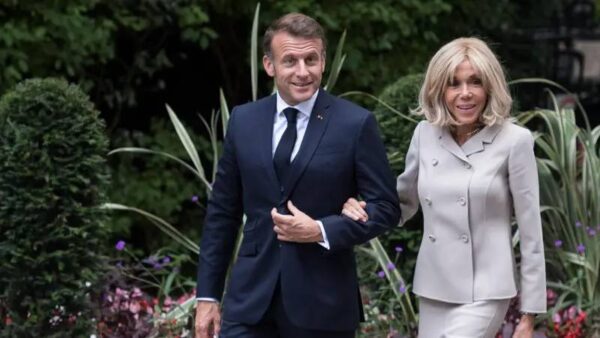 Macron çifti, First Lady’nin gerçekten kadın olduğuna dair ‘bilimsel kanıt’ sunacak