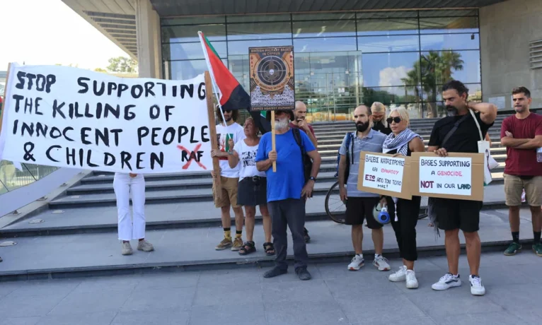 Lefkoşa’da İsrail ve İngiliz üslerine protesto: “Yıkım üsleri adadan defolun!”