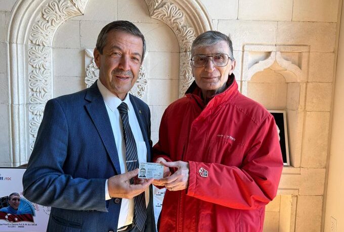 Ertuğruloğlu, Aziz Sancar’a KKTC kimlik kartını elden verdi