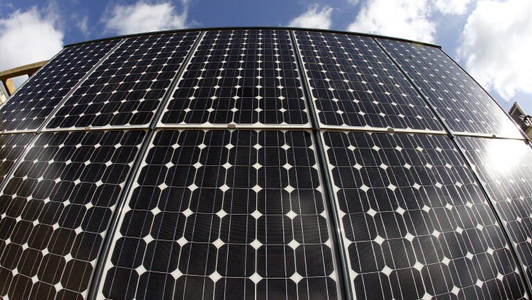 Güney Kıbrıs’tan yeşil dönüşüme büyük destek: Evlerde elektrik depolamaya teşvik