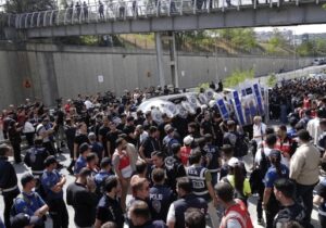 CHP’ye kayyım ablukası: Gürsel Tekin polis zoruyla girdi, CHP il binasını kapattı!