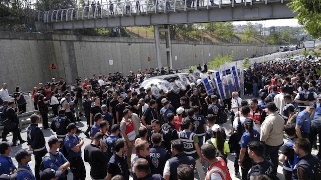 CHP’ye kayyım ablukası: Gürsel Tekin polis zoruyla girdi, CHP il binasını kapattı!