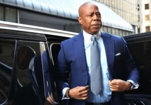 Türkiye’den rüşvet almıştı: Eric Adams New York belediye başkanlığı yarışından çekildi