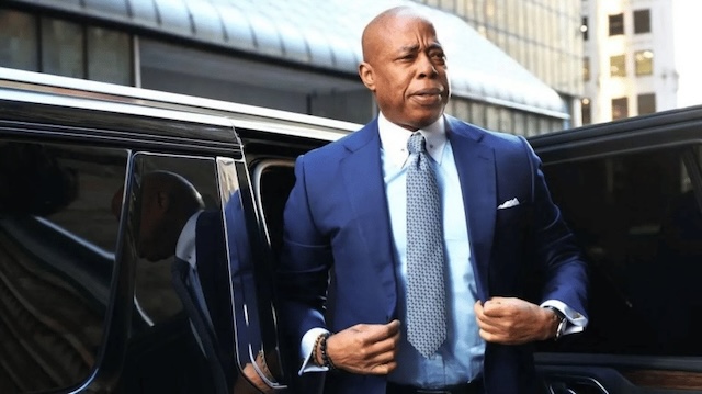 Türkiye’den rüşvet almıştı: Eric Adams New York belediye başkanlığı yarışından çekildi