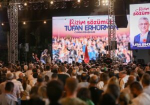 Kıbrıslı Türkler sahnede, umut sahada