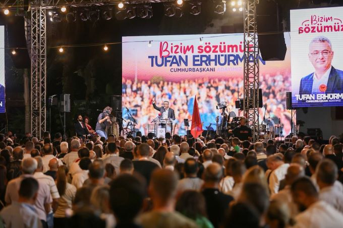 Kıbrıslı Türkler sahnede, umut sahada