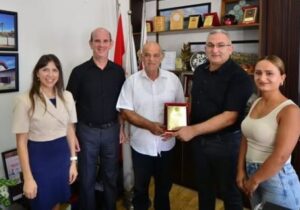 Lefke İstiklal İlkokulu Aile Birliği’nden Başkan Aziz Kaya’ya teşekkür plaketi