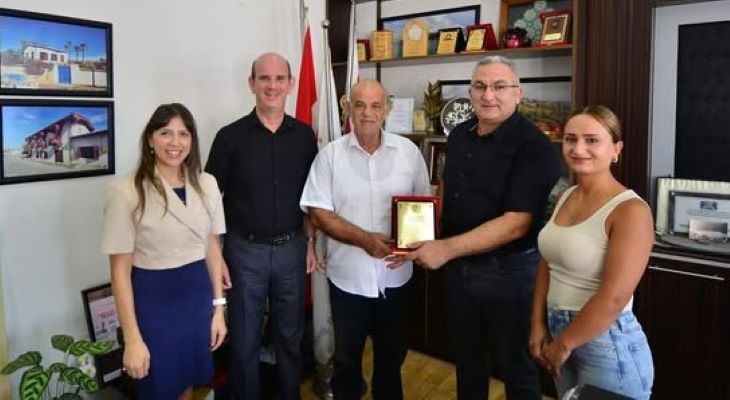 Lefke İstiklal İlkokulu Aile Birliği’nden Başkan Aziz Kaya’ya teşekkür plaketi