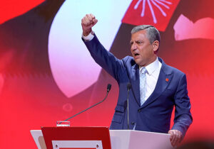 Özgür Özel Financial Times’a konuştu: “Erdoğan hukuk darbesi yapıyor, baskı devam ederse Türkiye’de hayatı durma noktasına getirecek eylemler yaparız”