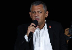 Özgür Özel: “Erdoğan, bir randevu ayarlamak için Trump’a 300 Boeing uçağı siparişi sözü verdi”