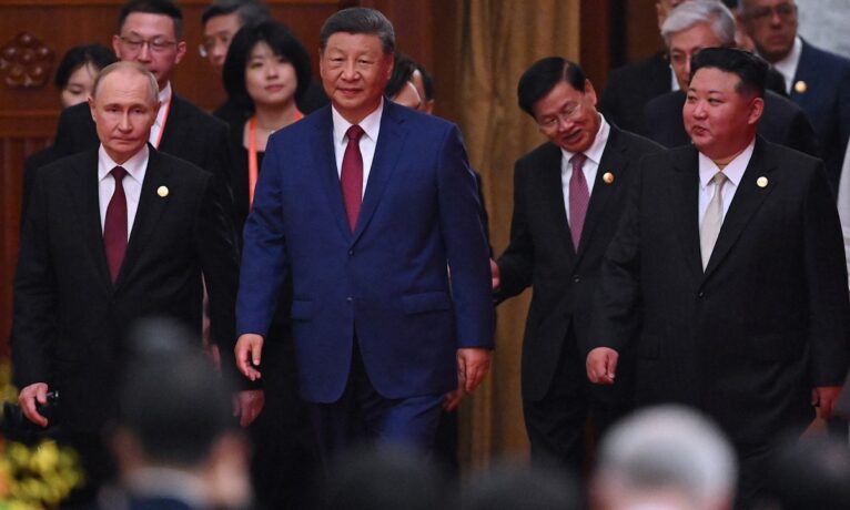 Xi Jinping, sağına Putin’i ve soluna Kim’i aldı; “Çin durdurulamaz” dedi
