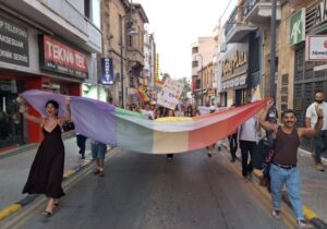 LGBTİ+’lar Kıbrıs’ı birleştirdi: Birleşik Onur Yürüyüşü ara bölgede gerçekleşti