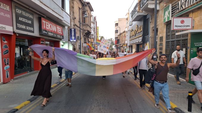 LGBTİ+’lar Kıbrıs’ı birleştirdi: Birleşik Onur Yürüyüşü ara bölgede gerçekleşti