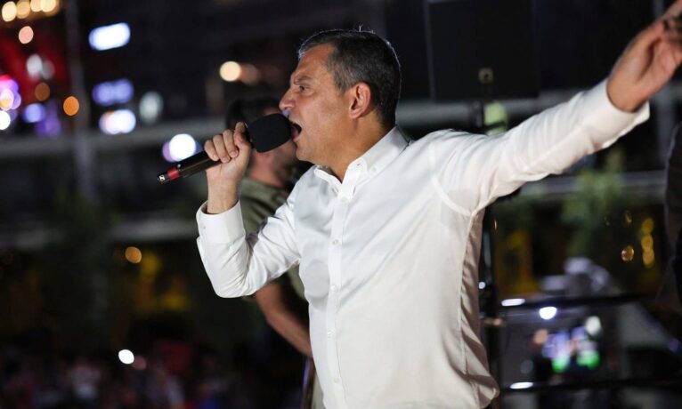 Özgür Özel: “Yavuz Bingöl Gezi’de özgürlükçüydü, bugün darbeci oldu, haysiyetleri olsa bir telefon açarlar da Yavuz Bingöl’ü ifadeye çağırırlar”