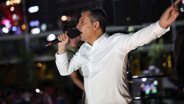 Özgür Özel: “Yavuz Bingöl Gezi’de özgürlükçüydü, bugün darbeci oldu, haysiyetleri olsa bir telefon açarlar da Yavuz Bingöl’ü ifadeye çağırırlar”