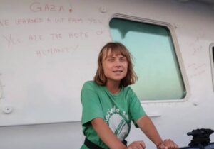 Sumud Filosundaki aktivist Greta Thunberg’e İsrail’den kötü muamele: Zorla İsrail bayrağı tutturuldu, yemek ve su verilmedi