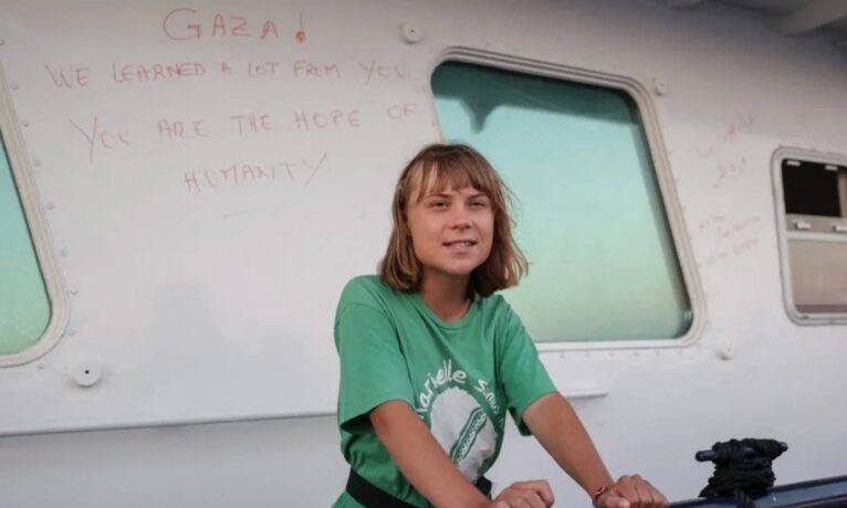 Sumud Filosundaki aktivist Greta Thunberg’e İsrail’den kötü muamele: Zorla İsrail bayrağı tutturuldu, yemek ve su verilmedi