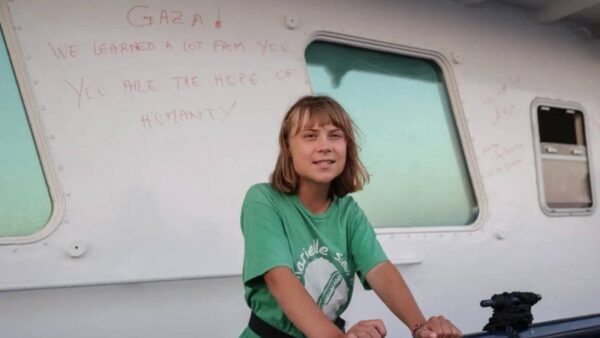 Sumud Filosundaki aktivist Greta Thunberg’e İsrail’den kötü muamele: Zorla İsrail bayrağı tutturuldu, yemek ve su verilmedi