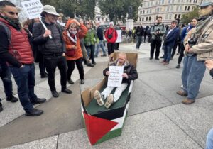 İngiltere’de yasaklı Palestine Action grubuna destek eyleminde 355 kişi gözaltına alındı