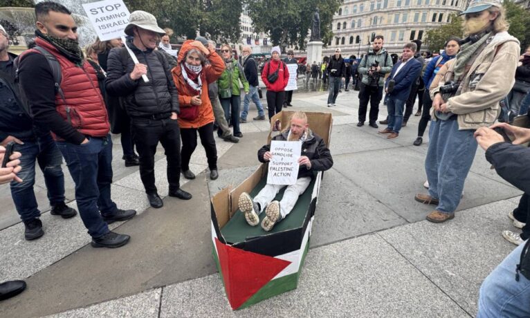 İngiltere’de yasaklı Palestine Action grubuna destek eyleminde 355 kişi gözaltına alındı