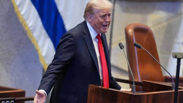 Trump, İsrail parlamentosuna seslendi: “Netanyahu’yla başa çıkmak kolay değil ve onu harika yapan da bu!”