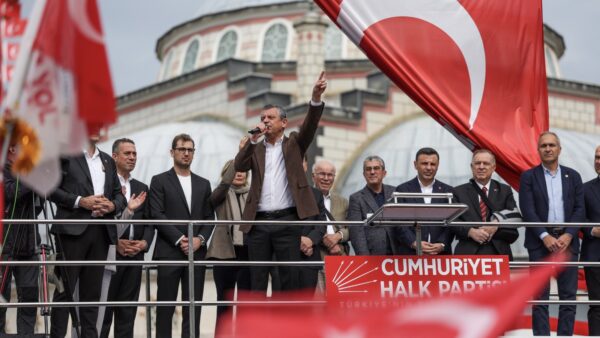 Özgür Özel: “Şimdi öğrendik, Ekrem Bey’le ilişkilendirmeye çalıştıkları kişi itirafçı olmuş; ‘İngiliz ajanıyım ben’ demiş!”