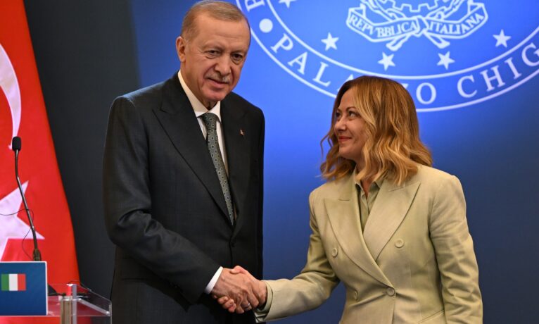 Meloni’ye kendi muhalefetinden tepki: İtalya siyasi muhaliflerini hapse atmaya devam eden Türkiye ile neden iş yapıyor?