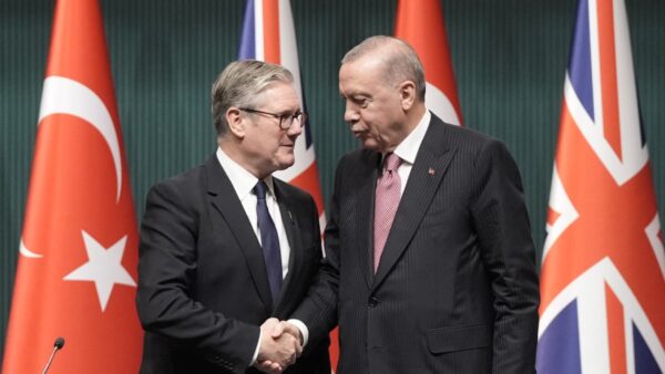 Londra Doğu Akdeniz’de çift hat kurdu: Kıbrıs’la diyalog, Türkiye’yle savaş jeti anlaşması