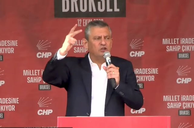 Özgür Özel, Brüksel’de Avrupalı liderleri hedef aldı: “Susanları tarih önünde not ediyoruz”