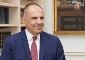 Yunanistan Dışişleri Bakanı Gerapetritis: “Erhürman’ın zaferi Kıbrıs’ın yeniden birleşmesi için umut verici yeni bir sayfa”