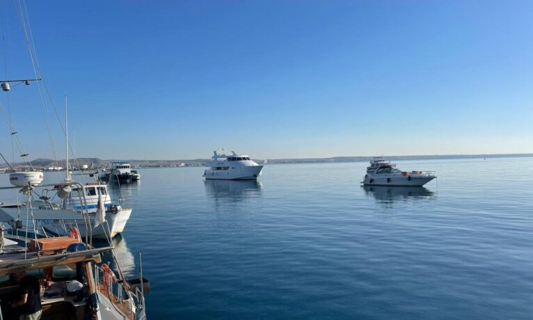 Gazze filosuna ait bir gemi Larnaka Limanı’na yanaştı