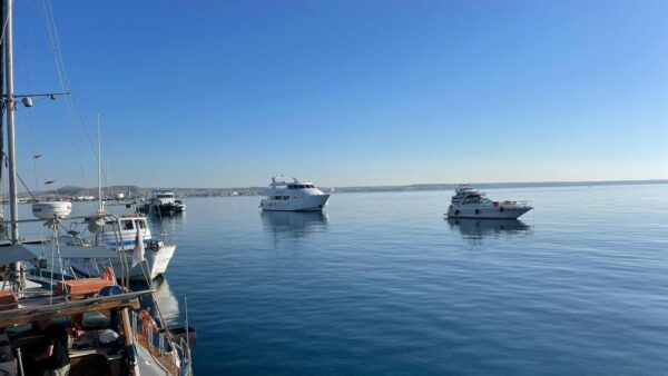 Gazze filosuna ait bir gemi Larnaka Limanı’na yanaştı