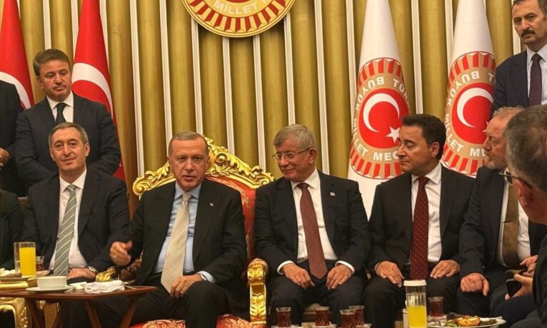 ‘Kimler kimlerle beraber’ I Erdoğan, Davutoğlu ve Babacan yıllar sonra yan yana geldi, DEM Parti de Erdoğan’ın yanında oturdu