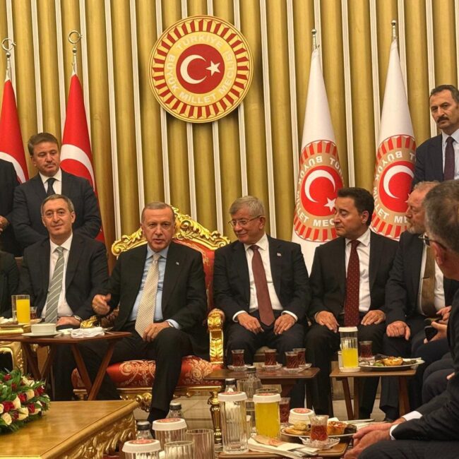 ‘Kimler kimlerle beraber’ I Erdoğan, Davutoğlu ve Babacan yıllar sonra yan yana geldi, DEM Parti de Erdoğan’ın yanında oturdu