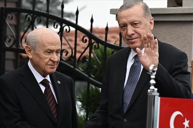 Sol yazdı I Kıbrıs, İmamoğlu, TRÇ, Lübnan, cemevi ve diğerleri: Bahçeli ne yapmak istiyor?