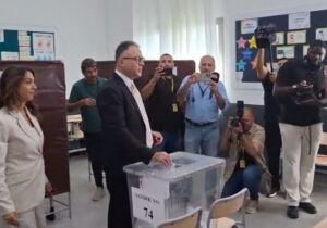 Seçimin ilk saatlerinde katılım yüzde 13,43