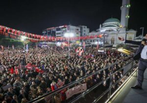CHP lideri Özgür Özel: “Kıbrıs’tan biri Göztepe maçına 5,5 milyon liralık kırmızı kart bahsi yapmış”