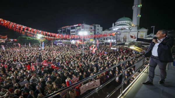 CHP lideri Özgür Özel: “Kıbrıs’tan biri Göztepe maçına 5,5 milyon liralık kırmızı kart bahsi yapmış”