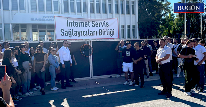 İnternet Sağlayıcıları Başbakanlık önünde eylem yaptı: Fiberin altında peşkeş var!