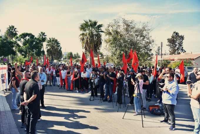 KTOEÖS’ten grev yasağına karşı eylem: Bu gömleği giymeyeceğiz, mücadeleden vazgeçmeyeceğiz!