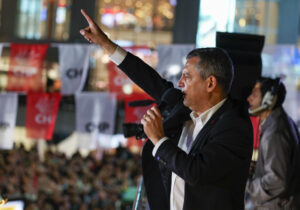 ”Erdoğan, Trump’a sarılarak iktidarda kalamazsın”