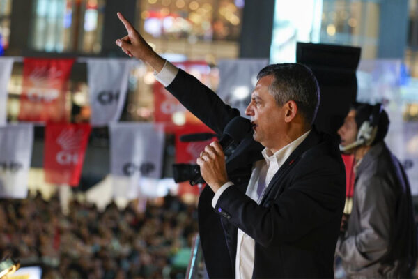 ”Erdoğan, Trump’a sarılarak iktidarda kalamazsın”