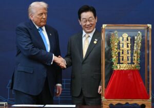 Trump’a Asya turunun son ayağı olan Güney Kore’de altın taç hediye edildi