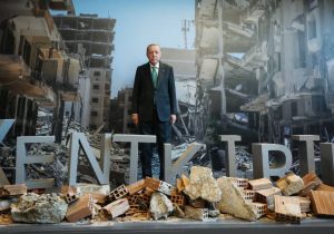 Erdoğan enkaz önünde poz verdi I “23 yılı daha iyi özetleyen bir kare olamaz!“